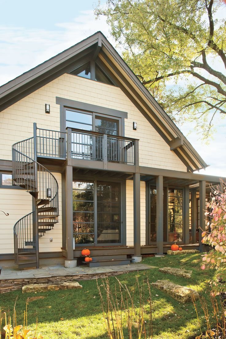 Дом с балконом и террасой