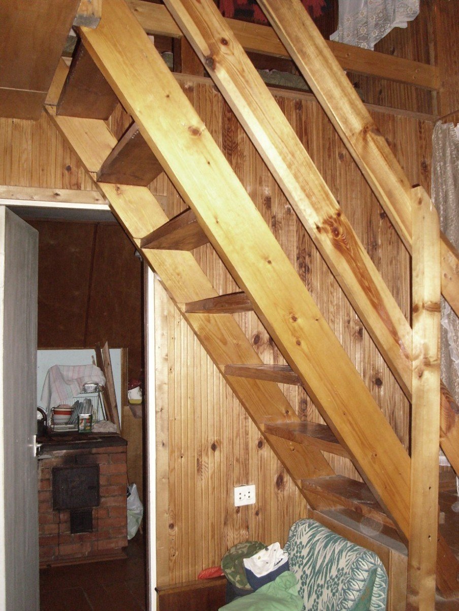 Деревянный люк в погреб