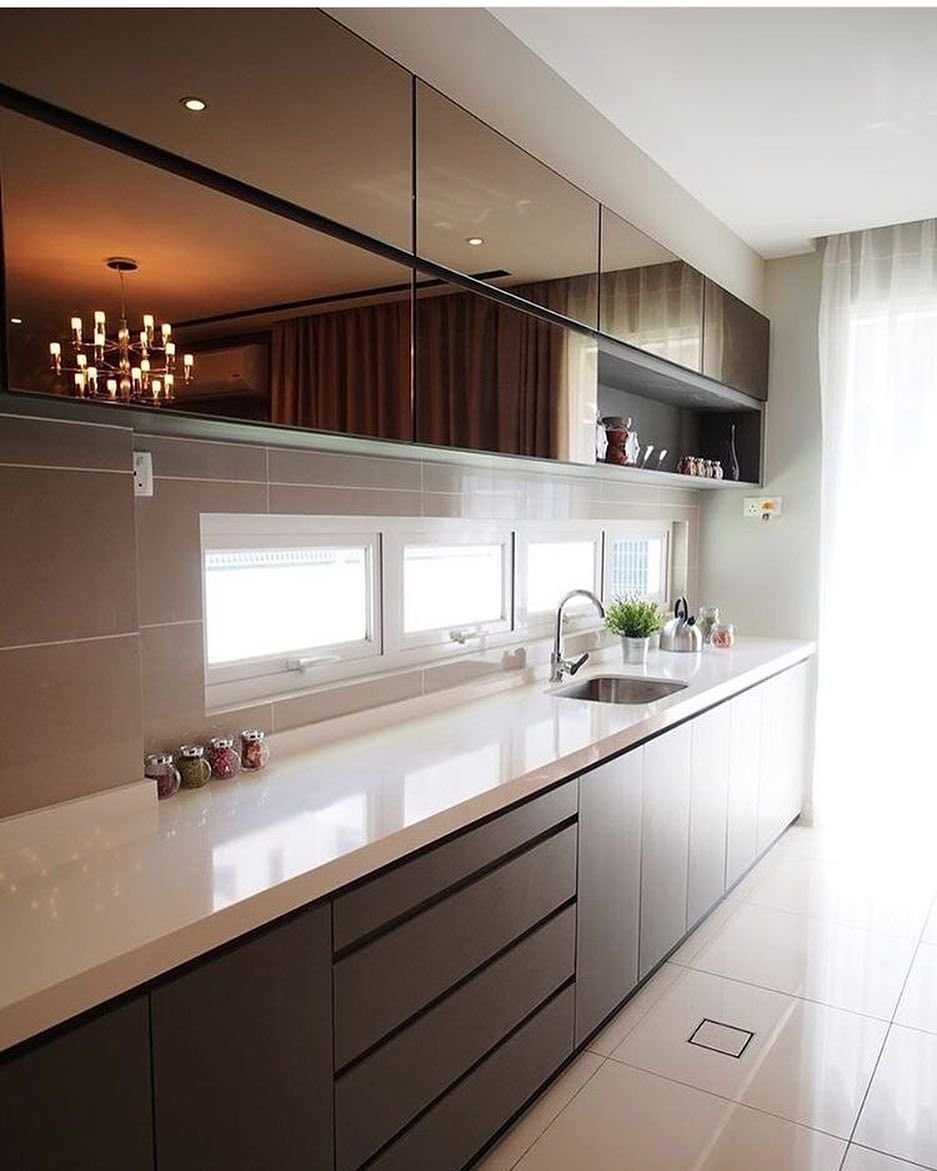 Кухня с зеркальными фасадами