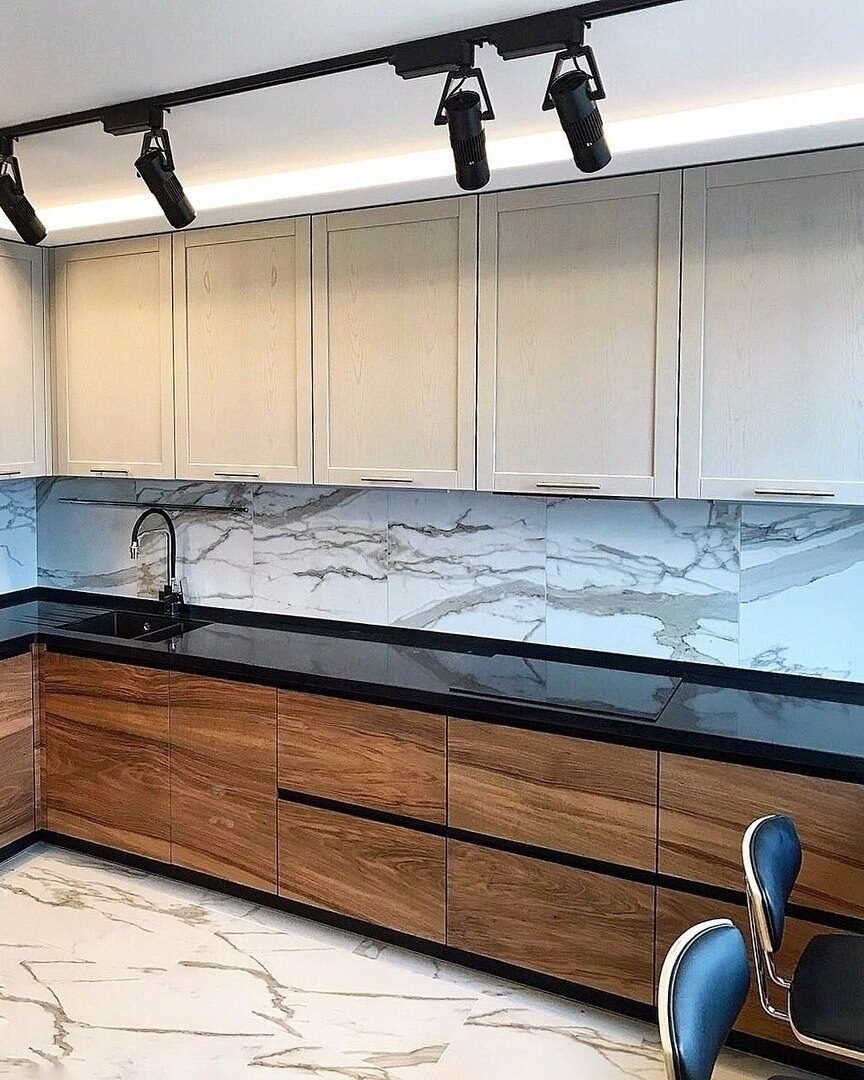 Кухонный гарнитур со стеклянными антресолями