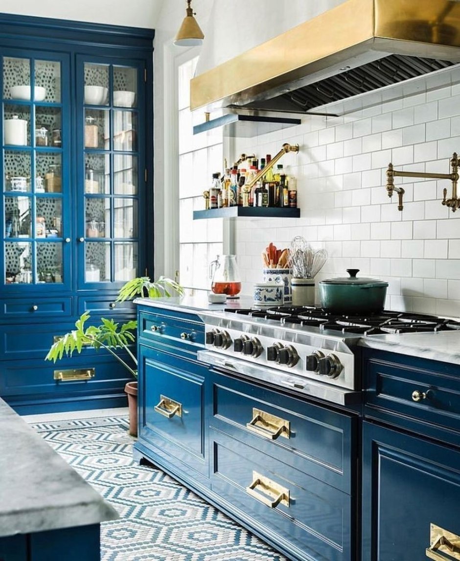 Синяя кухня без верхних шкафов