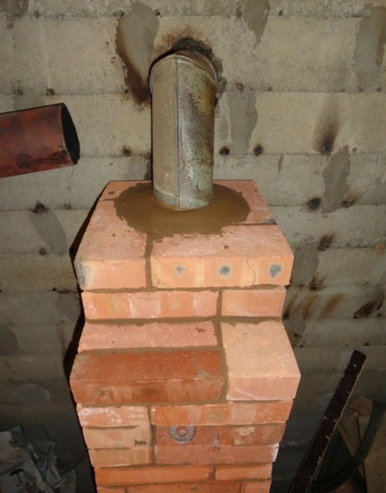 Армейская буржуйка обложенная кирпичом