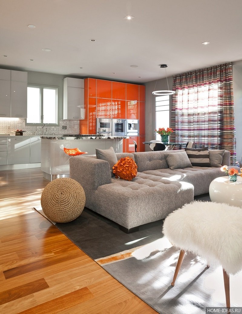 Рыжий диван в интерьере гостиной