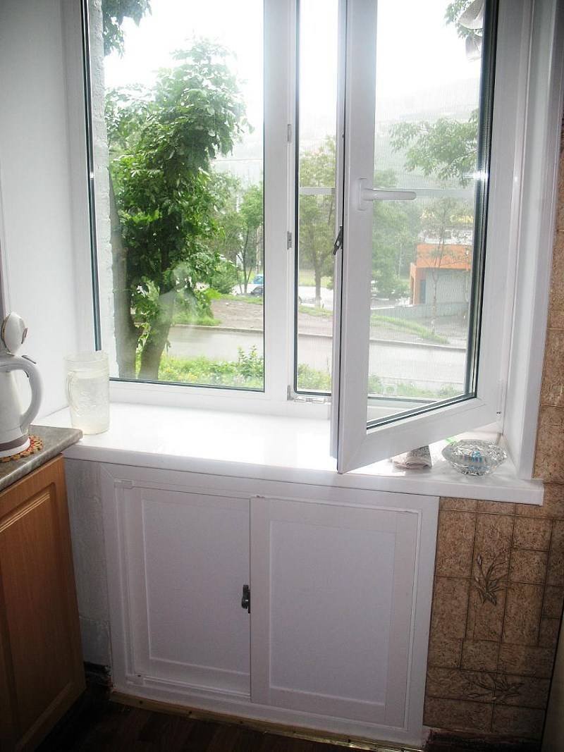 Холодильник под окном из ДСП