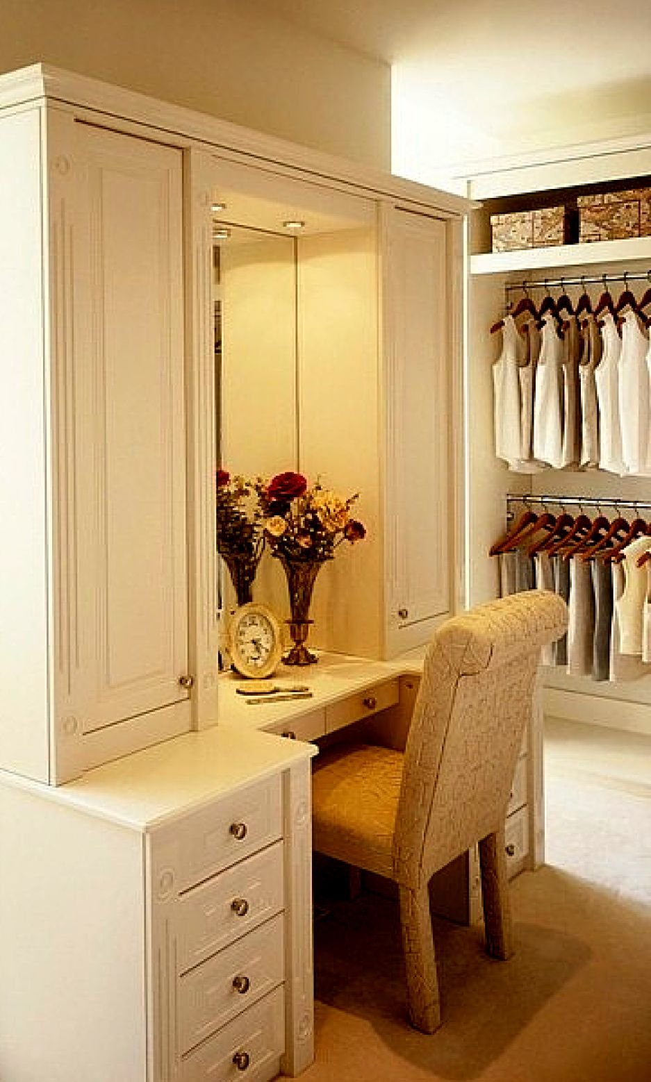 Гардеробная комната с туалетным столиком