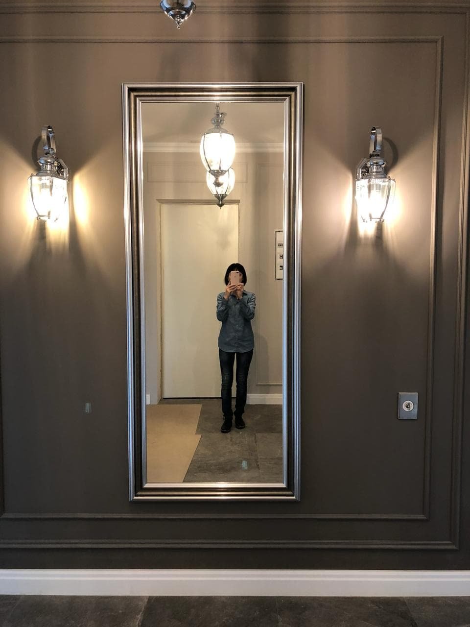 Дом 2 зеркало. Зеркало в прихожую. Зеркало в коридор. Стильное зеркало в прихожую. Светильник для зеркала в прихожей.