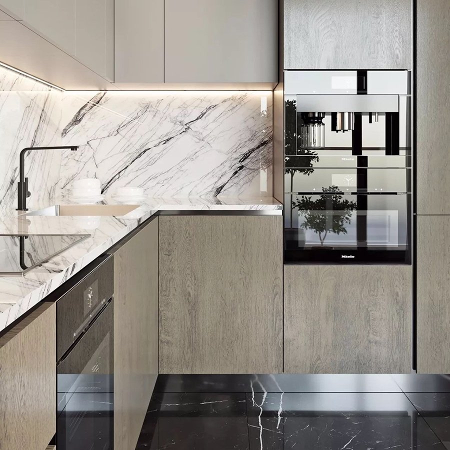 Кухня с мраморной столешницей и фартуком