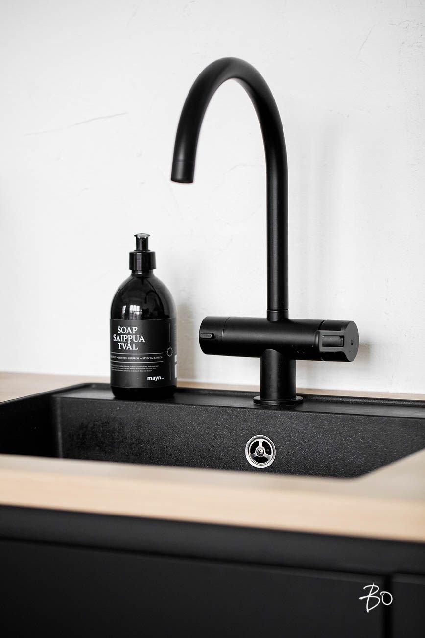 Черный смеситель Нокиан