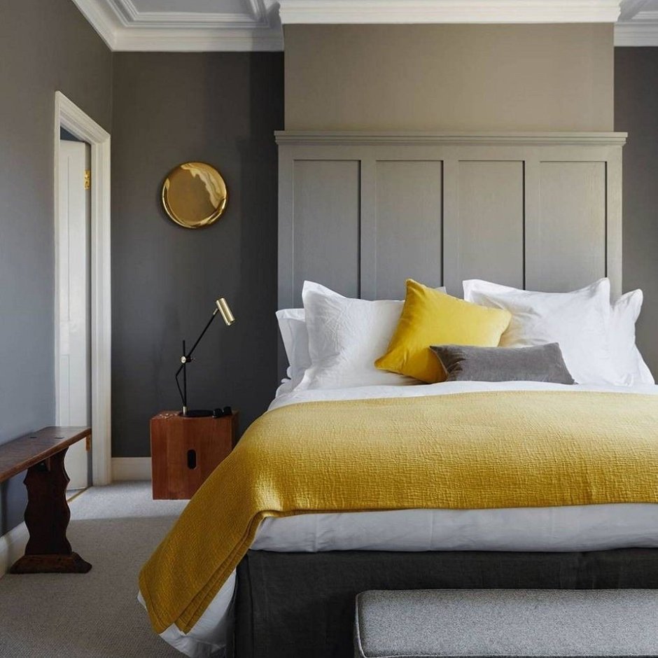 Спальня в горчичном цвете