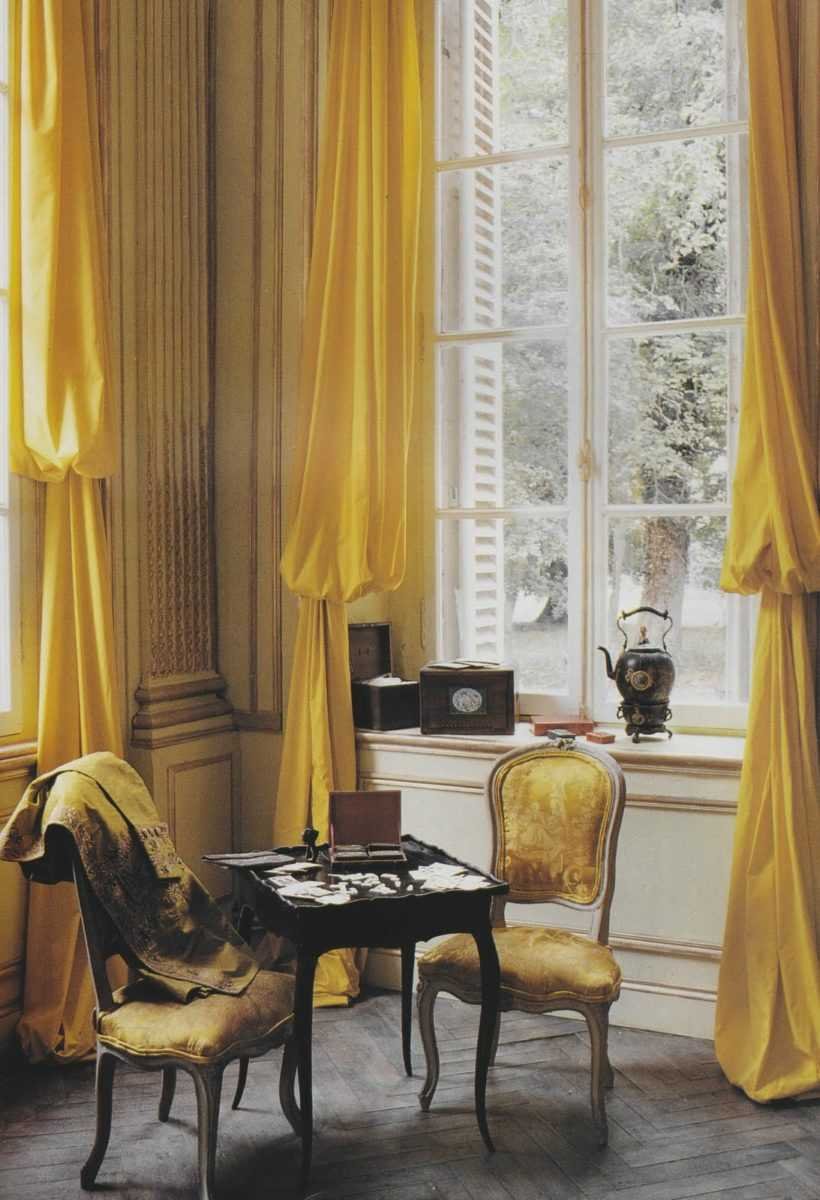 Желтые шторы в интерьере