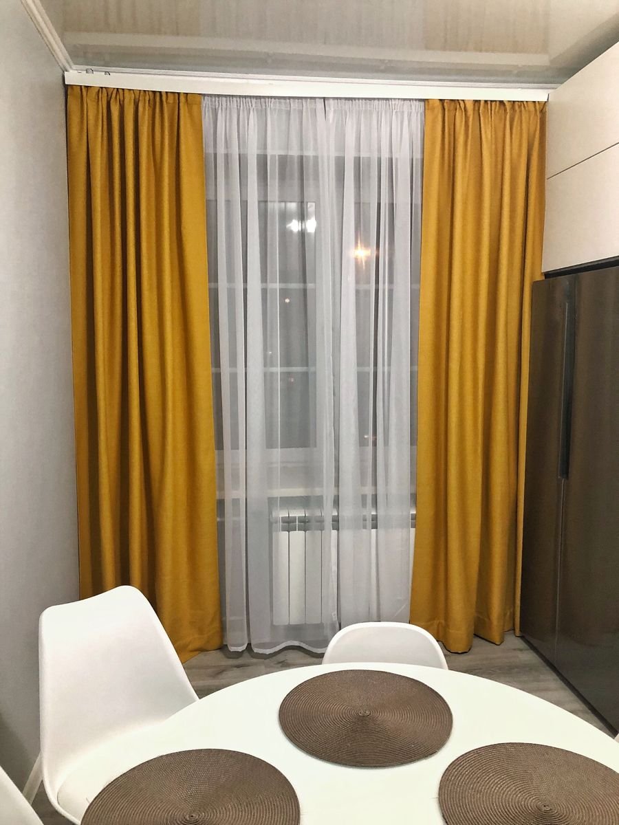 Гарчичные шторы на кухни