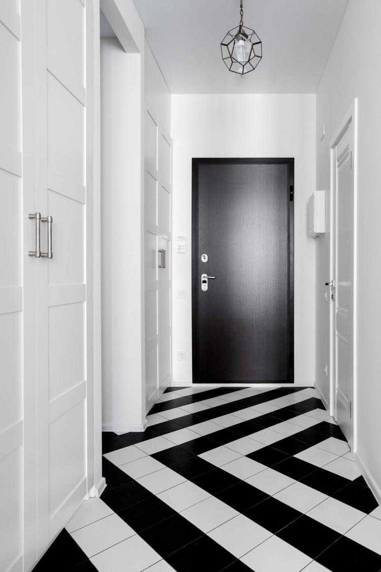 Белая дверь с черными вставками