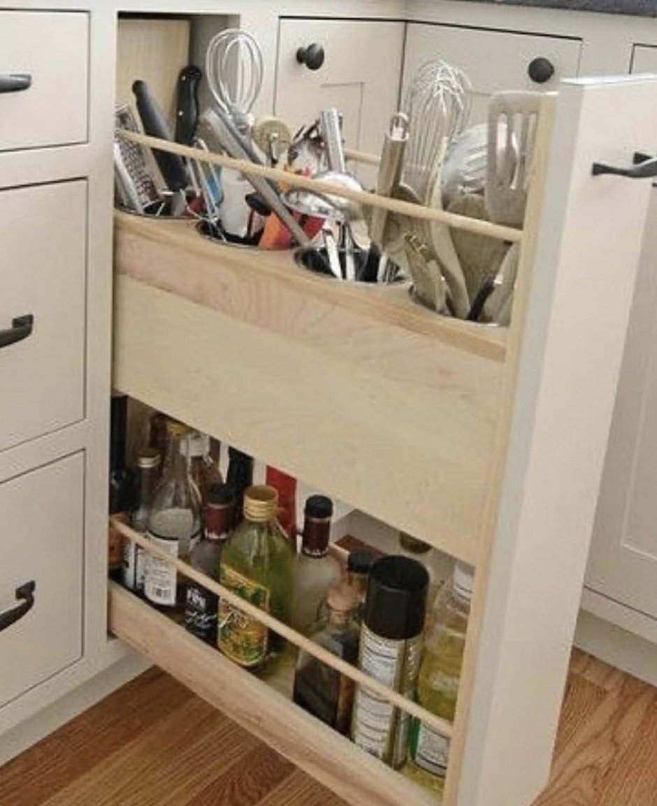 Кухня с большим холодильником