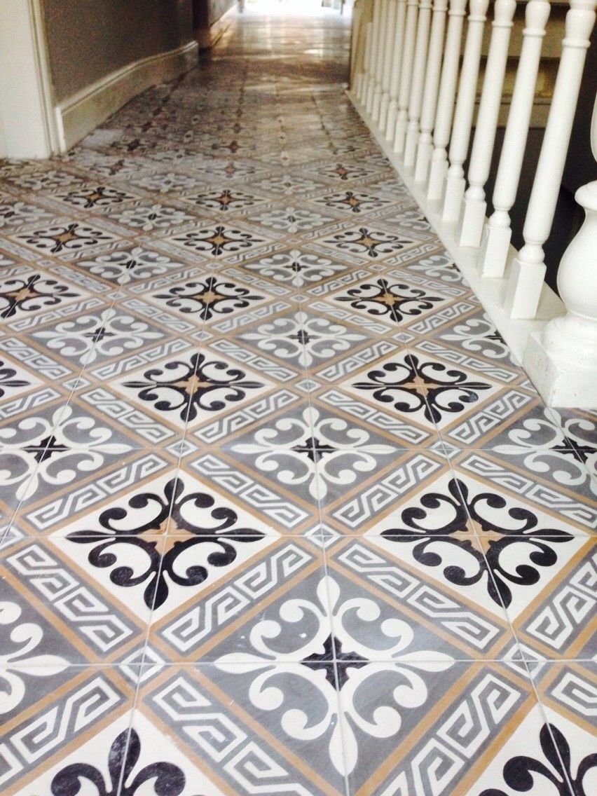 Плитка с узорами на пол в коридор