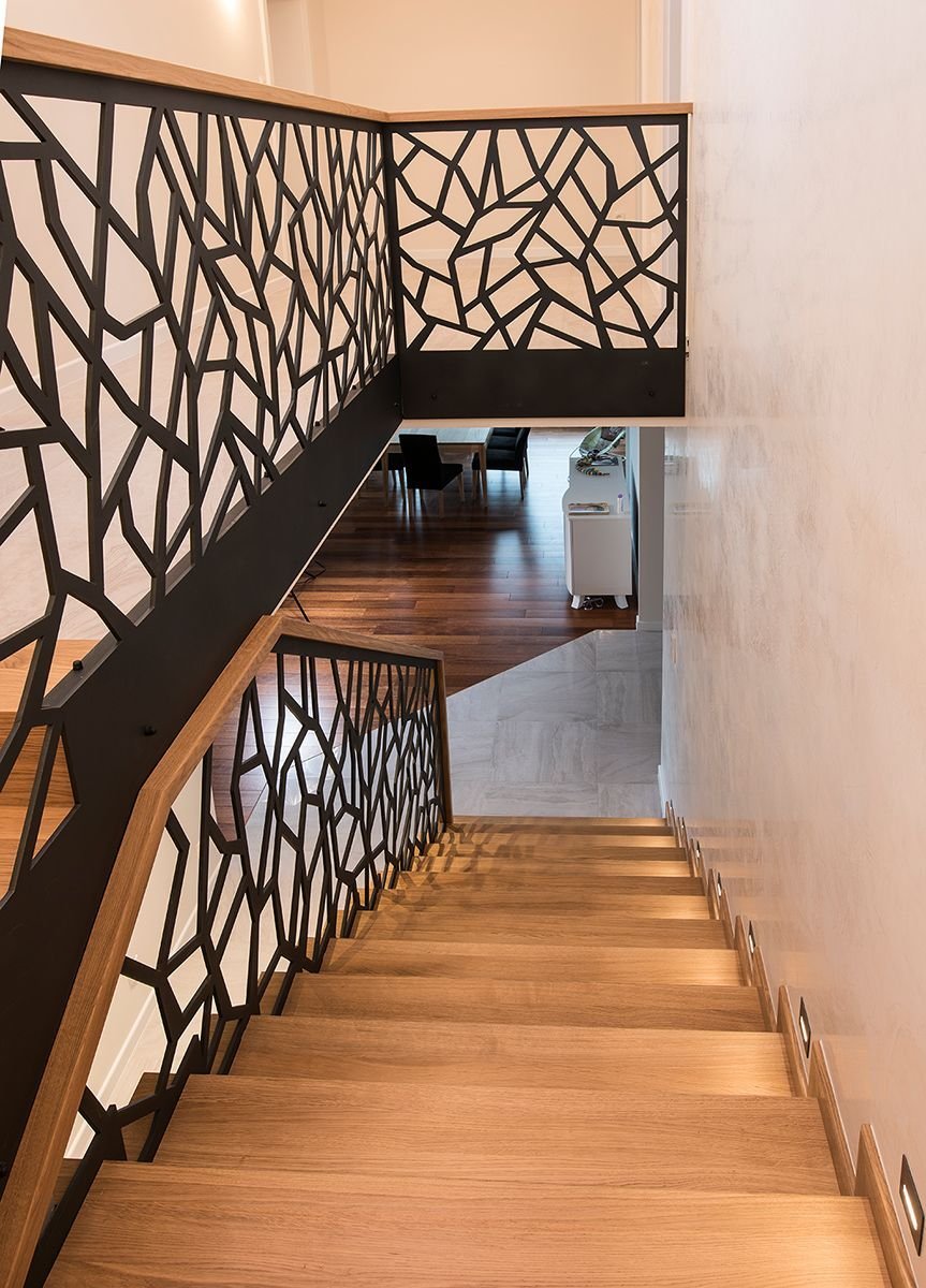 Ограждение для лестницы из дерева на второй этаж