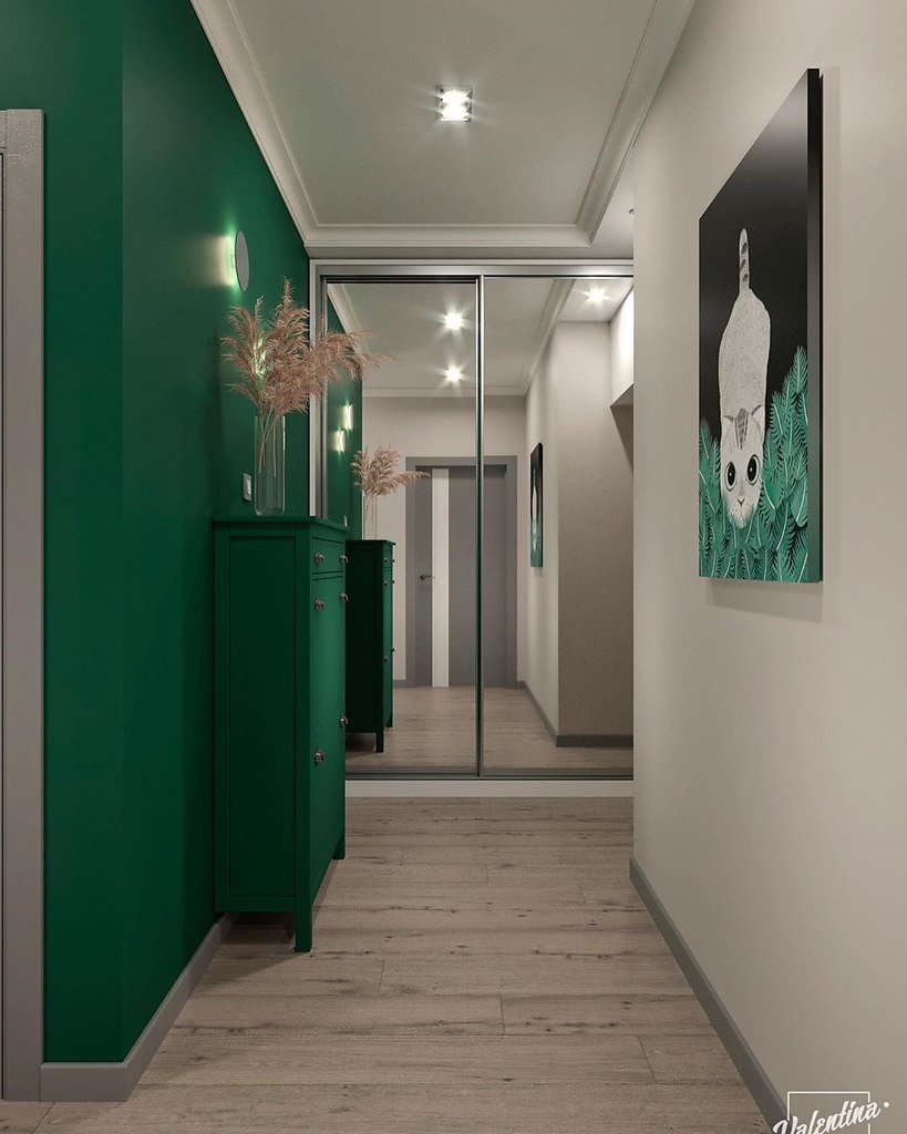 Зеленые стены в коридоре