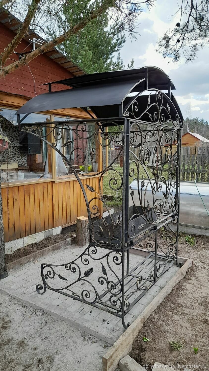 Мангал с крышей