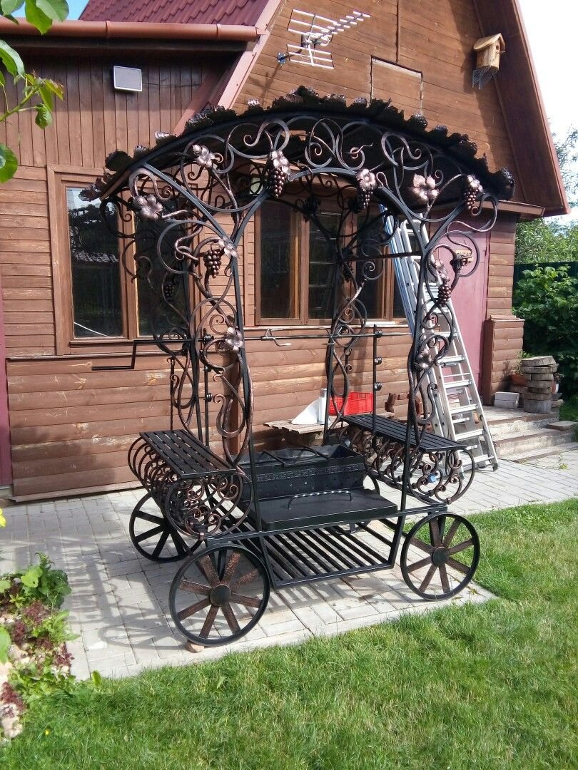 Кованная веранда с мангальной зоной