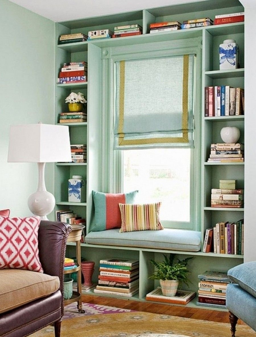 Книжные полки вокруг окна