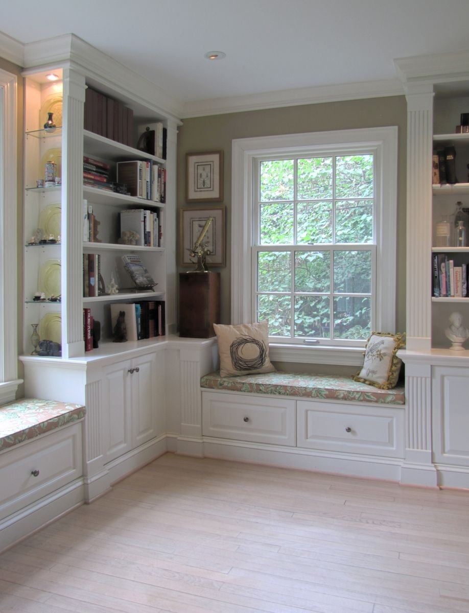 Шкафы возле окна