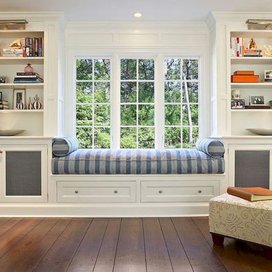 Окно с книжными полками