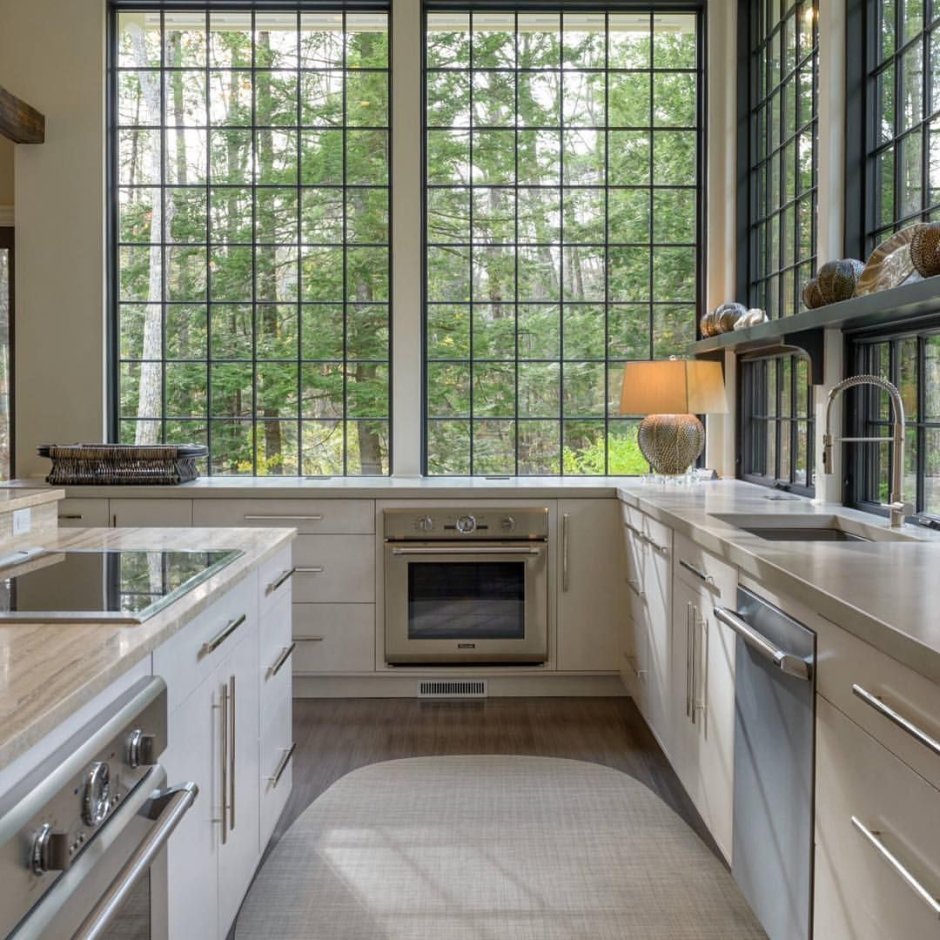 Кухня гостиная с тремя окнами