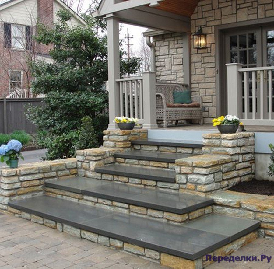 Входные ступеньки в дом