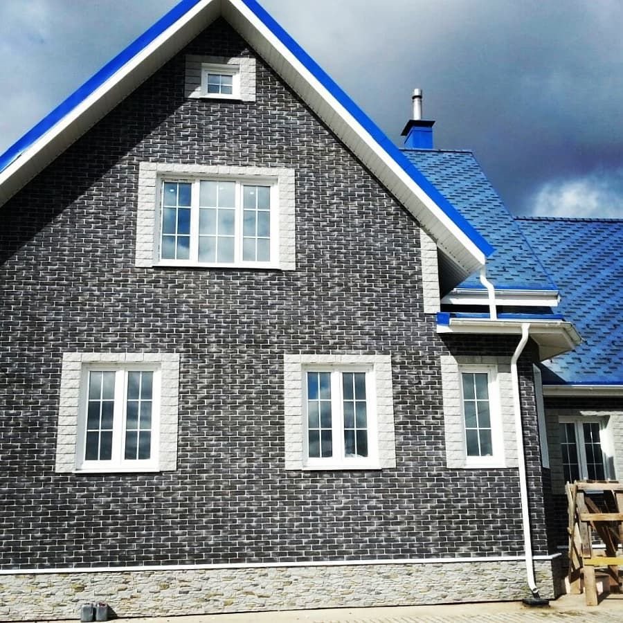 Кирпичный дом с синей крышей