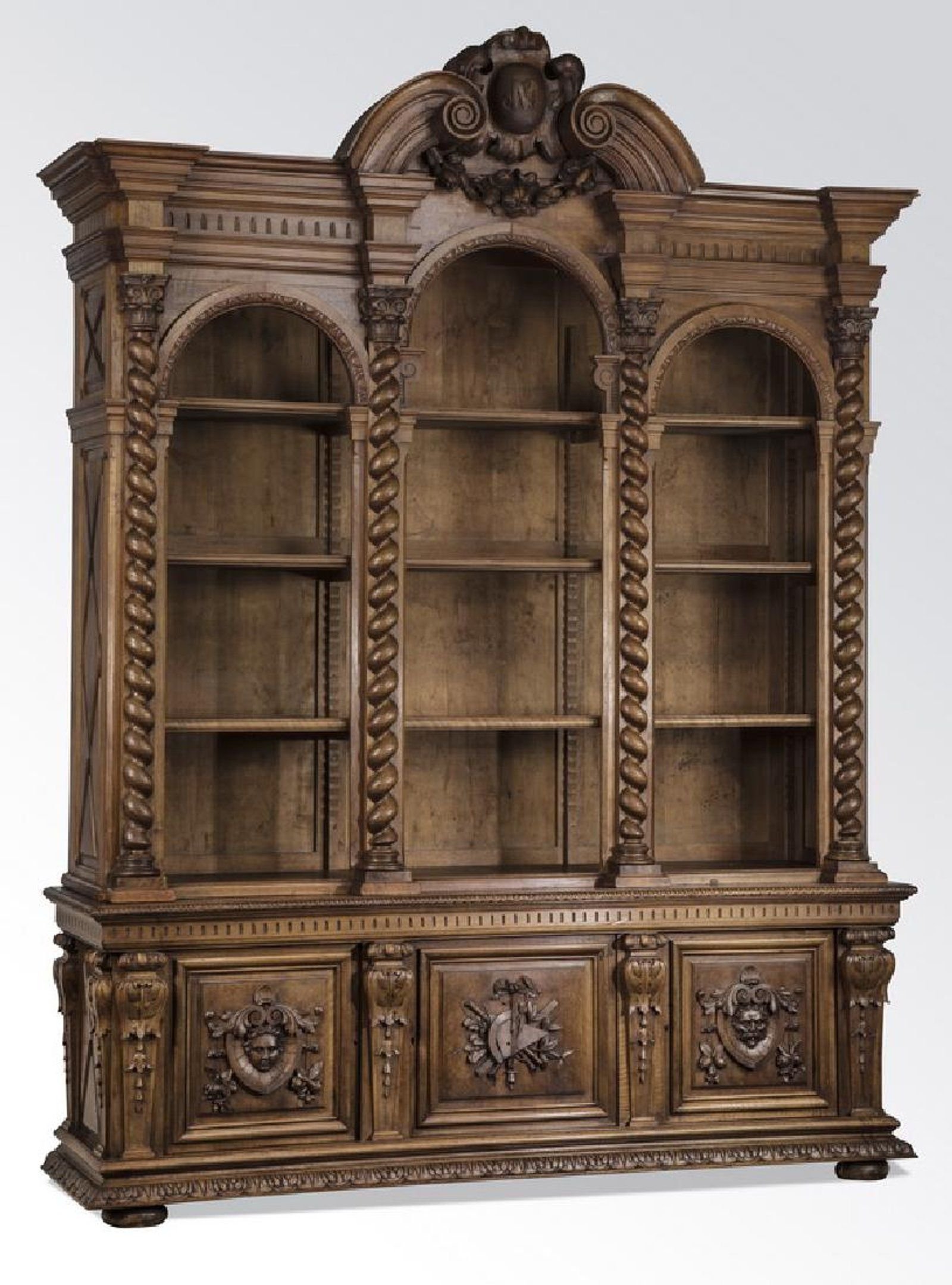 Старинный книжный шкаф. Книжный шкаф 19 век Викторианская. Мебель Андреа Брустолоне резной шкаф папа Римский. Резной шкафчик. Шкаф резной деревянный.