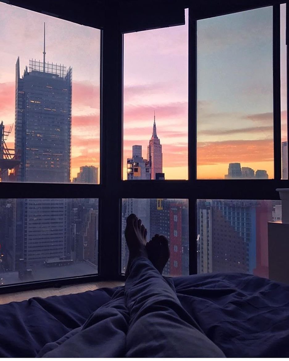 Вид ночного города из окна