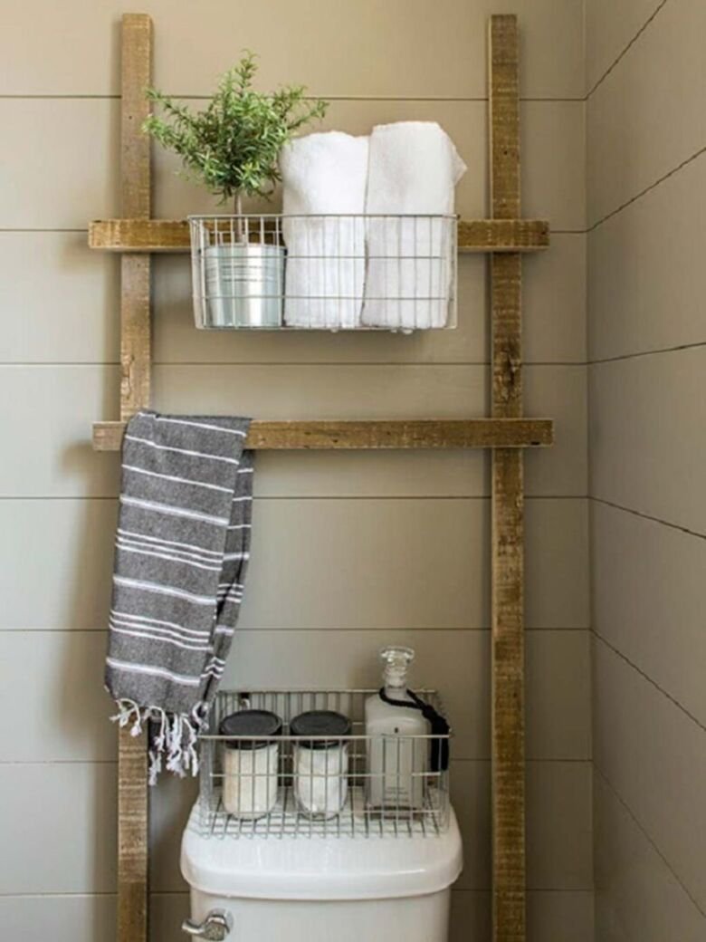 Деревянный стеллаж в туалет