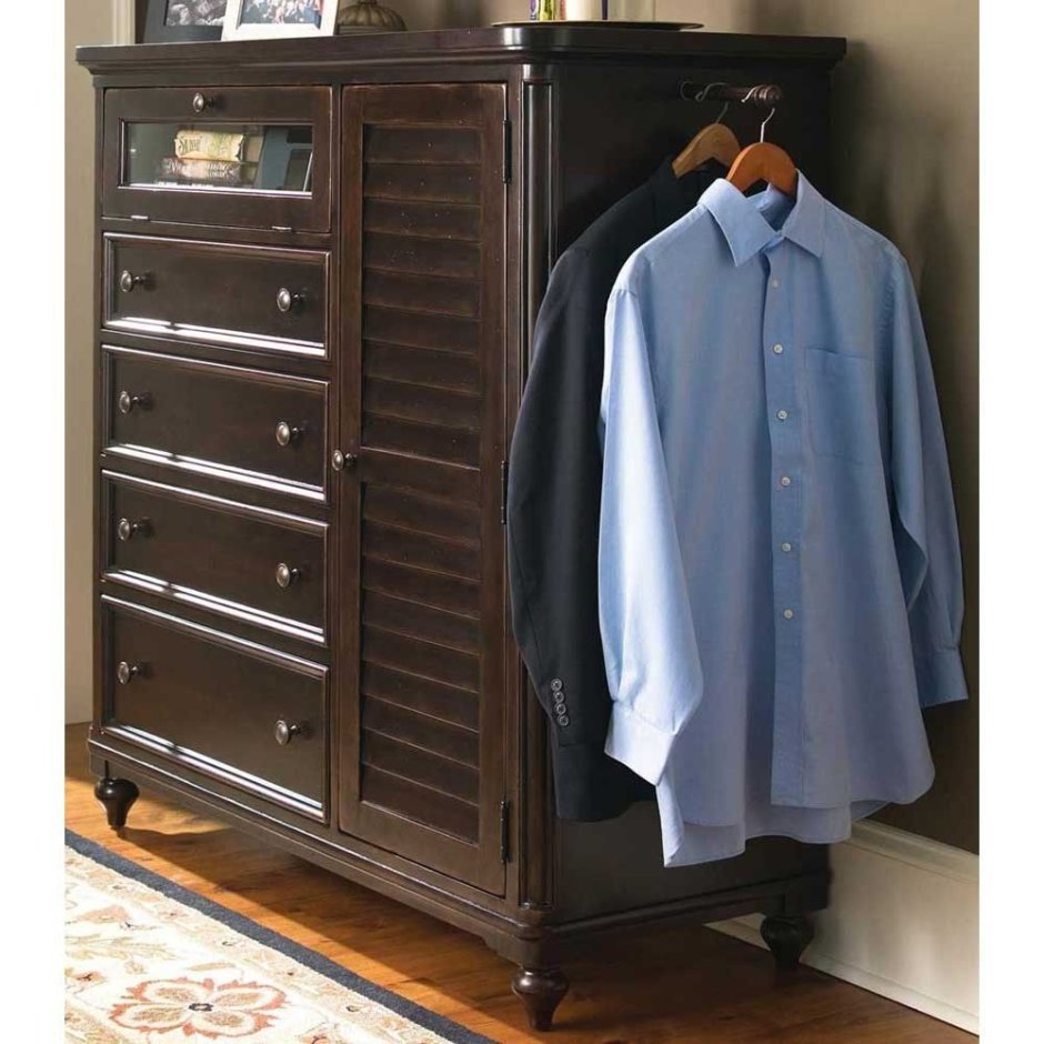 Невысокий шкаф для одежды в спальню