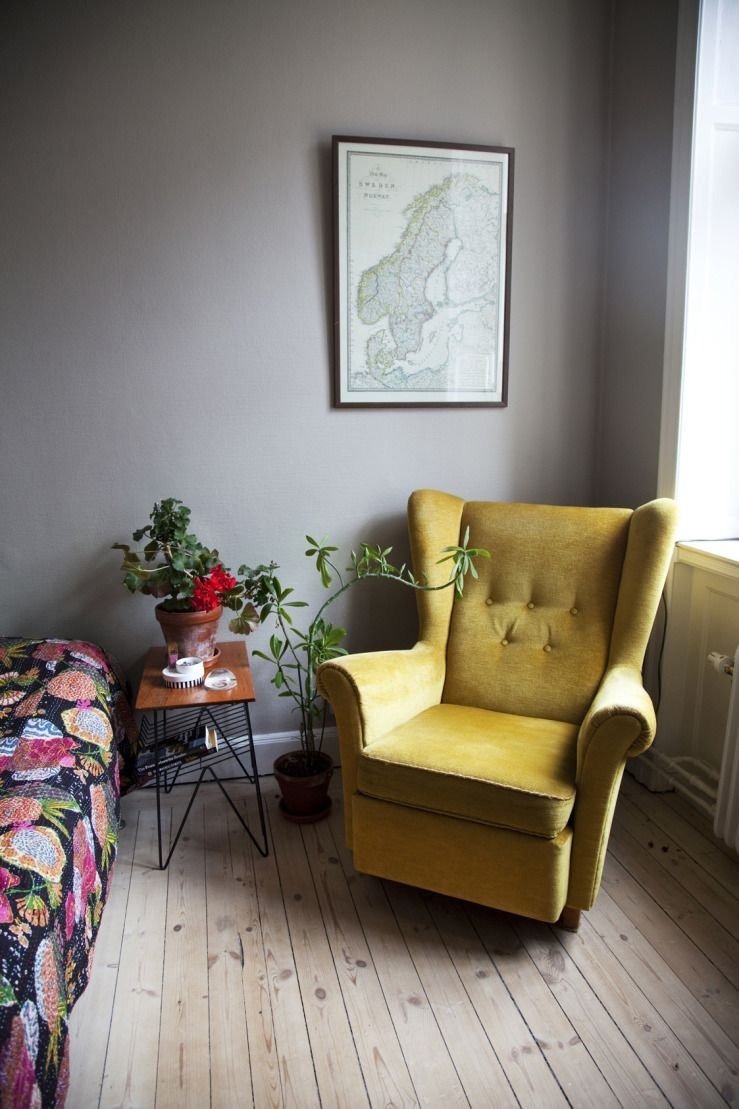 Горчичное кресло в интерьере