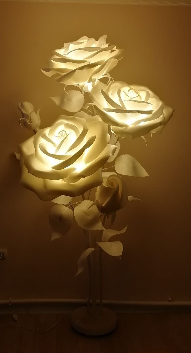Большие светильники из роз
