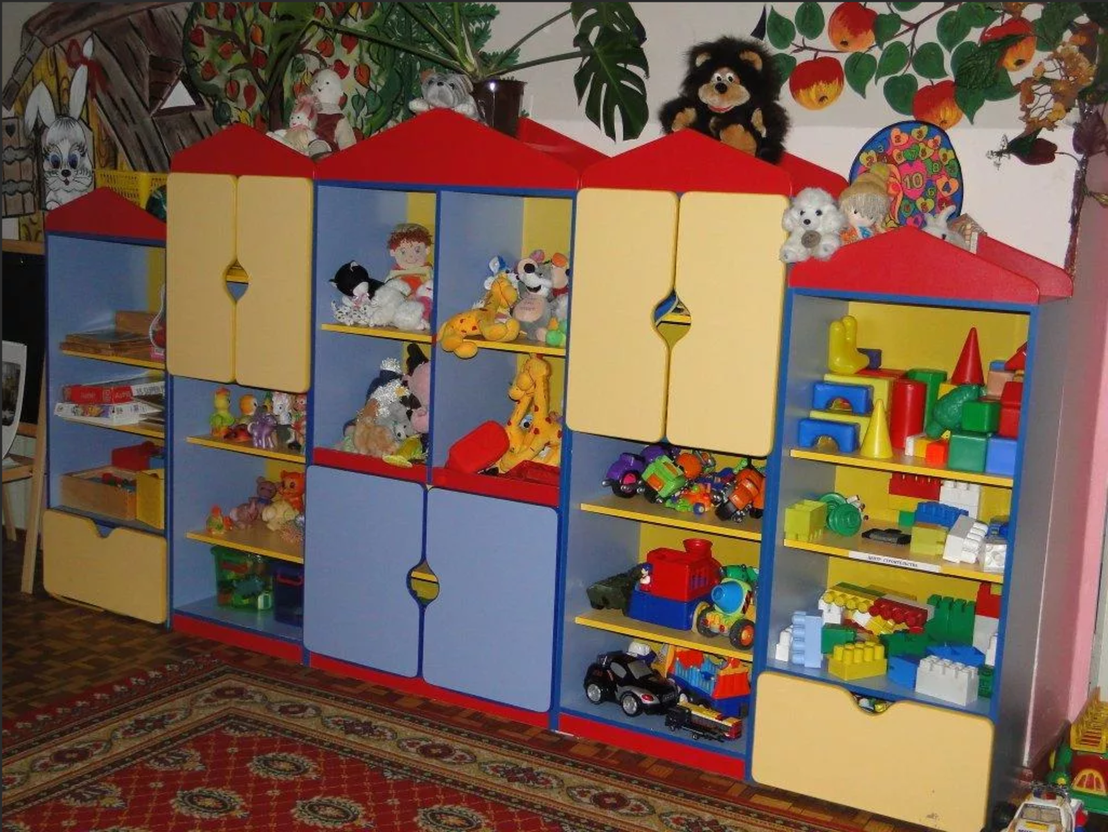 Детский садик игрушка. Шкафы для детского сада в группу. Мебель для игрушек в детском саду. Шкаф для игрушек в детский сад. Стеллаж для игрушек в детский сад.