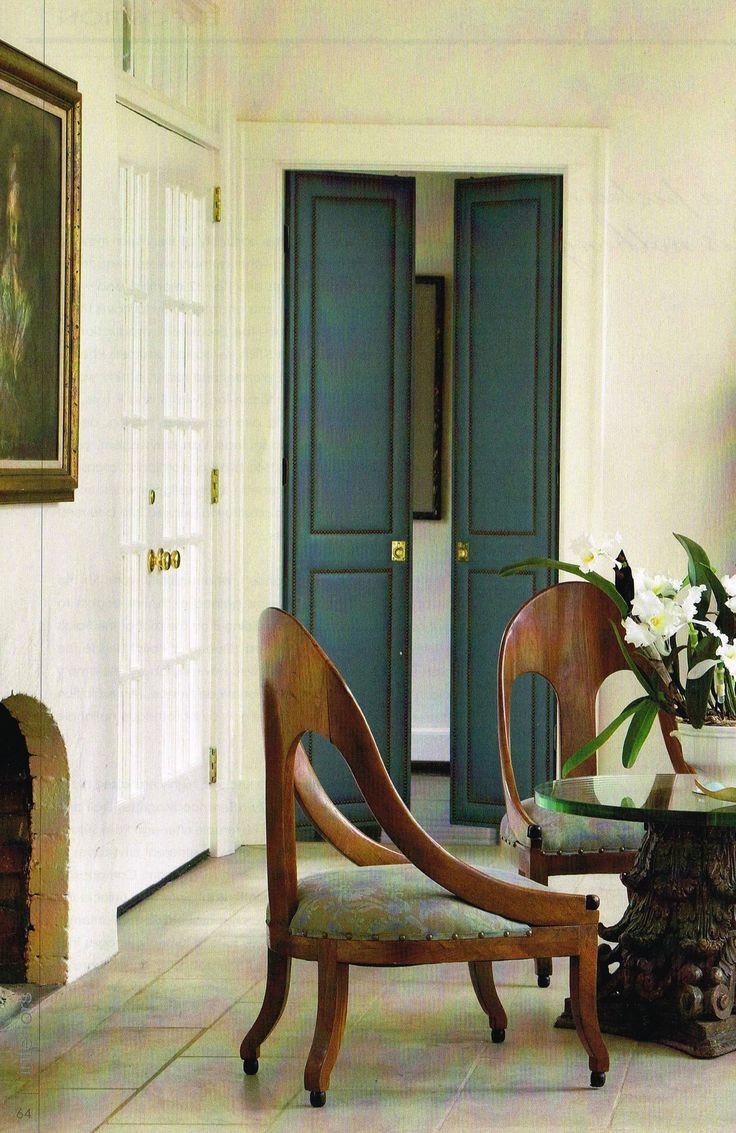 Бордовые двери в интерьере