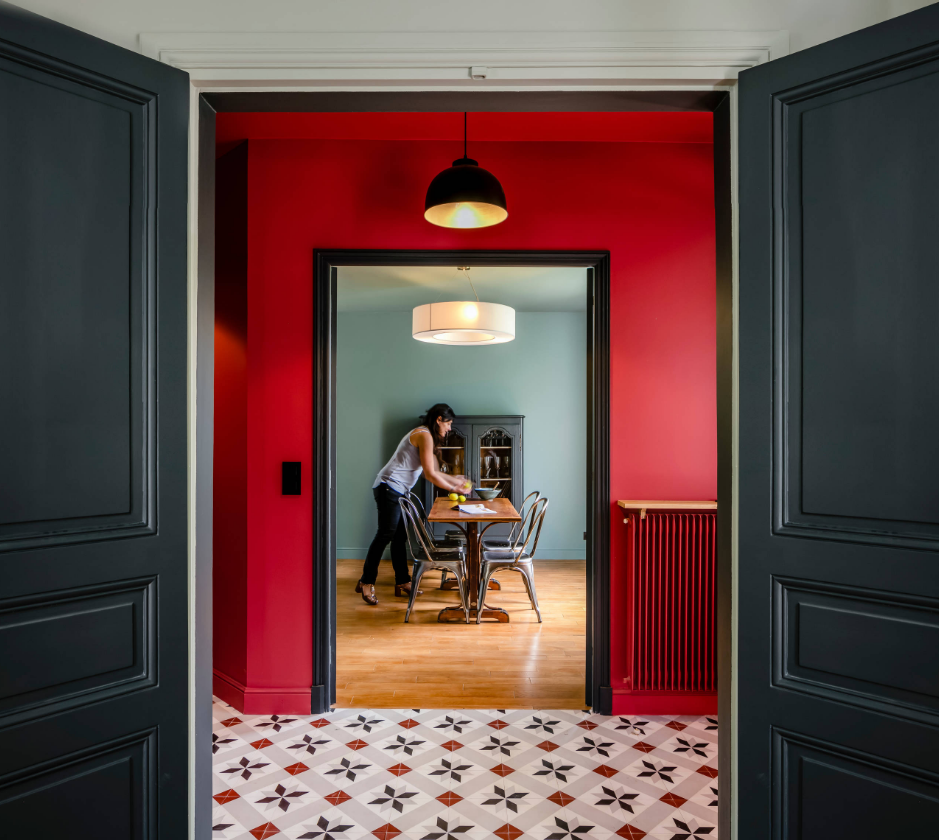 Цветные двери в интерьере