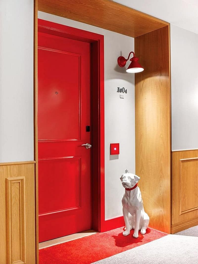 Серые двери в интерьере