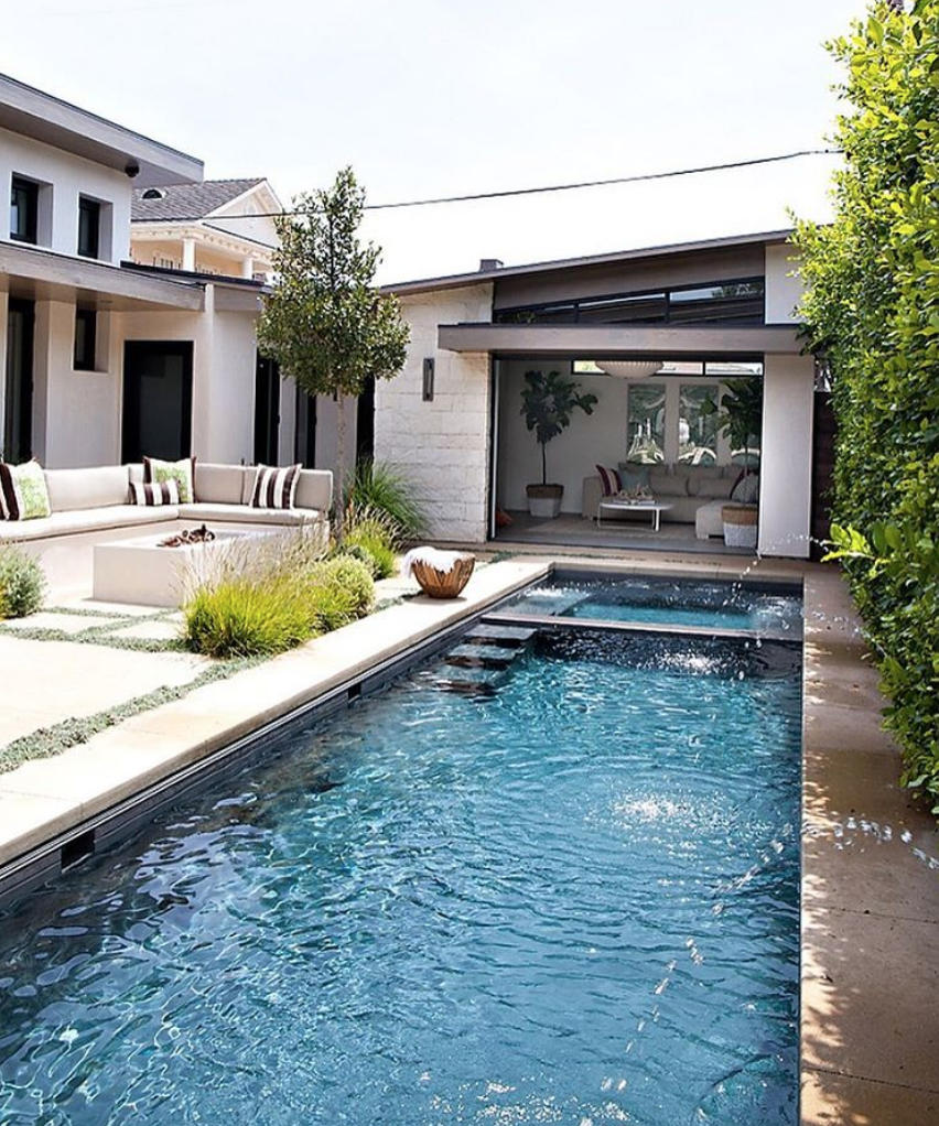 Дом с бассейном