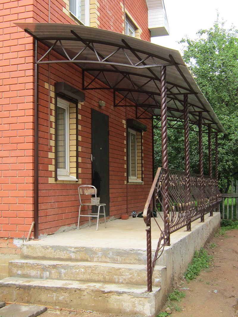 Крыльцо для частного дома с навесом