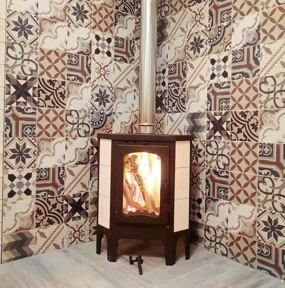 Отделка стены за печью-камином