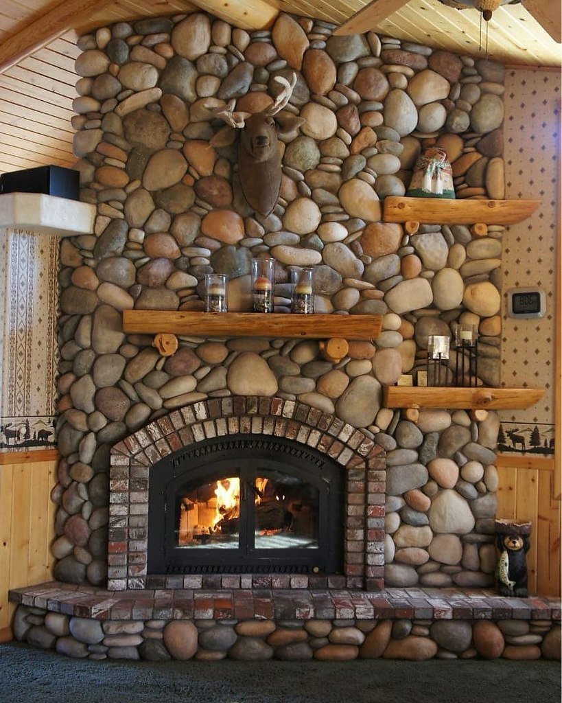 Облицовка стены за печью камином