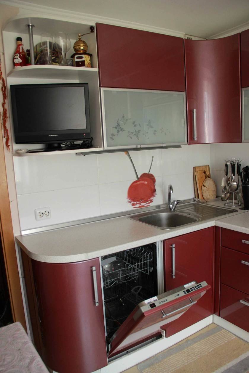 Угловая кухня с телевизором