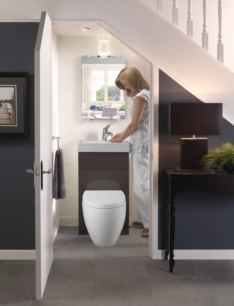 Санузел под лестницей