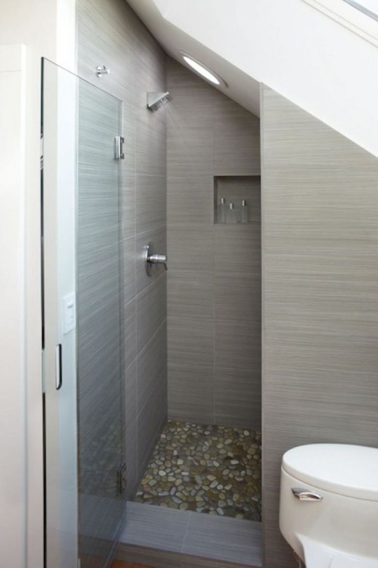 Туалет и душ под лестницей