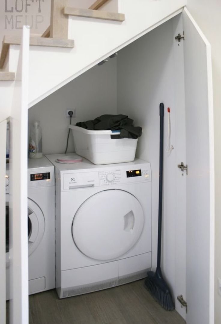 Душевая кабина под лестницей