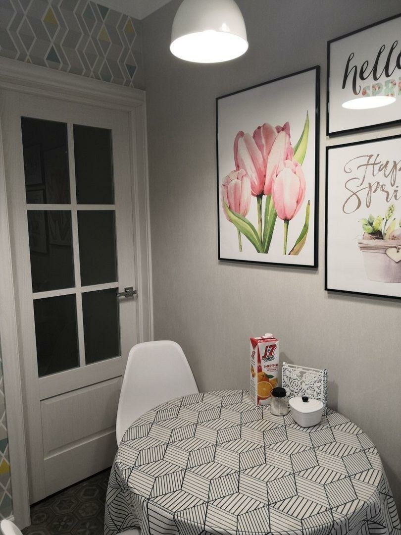 Комбинировать обои на кухне