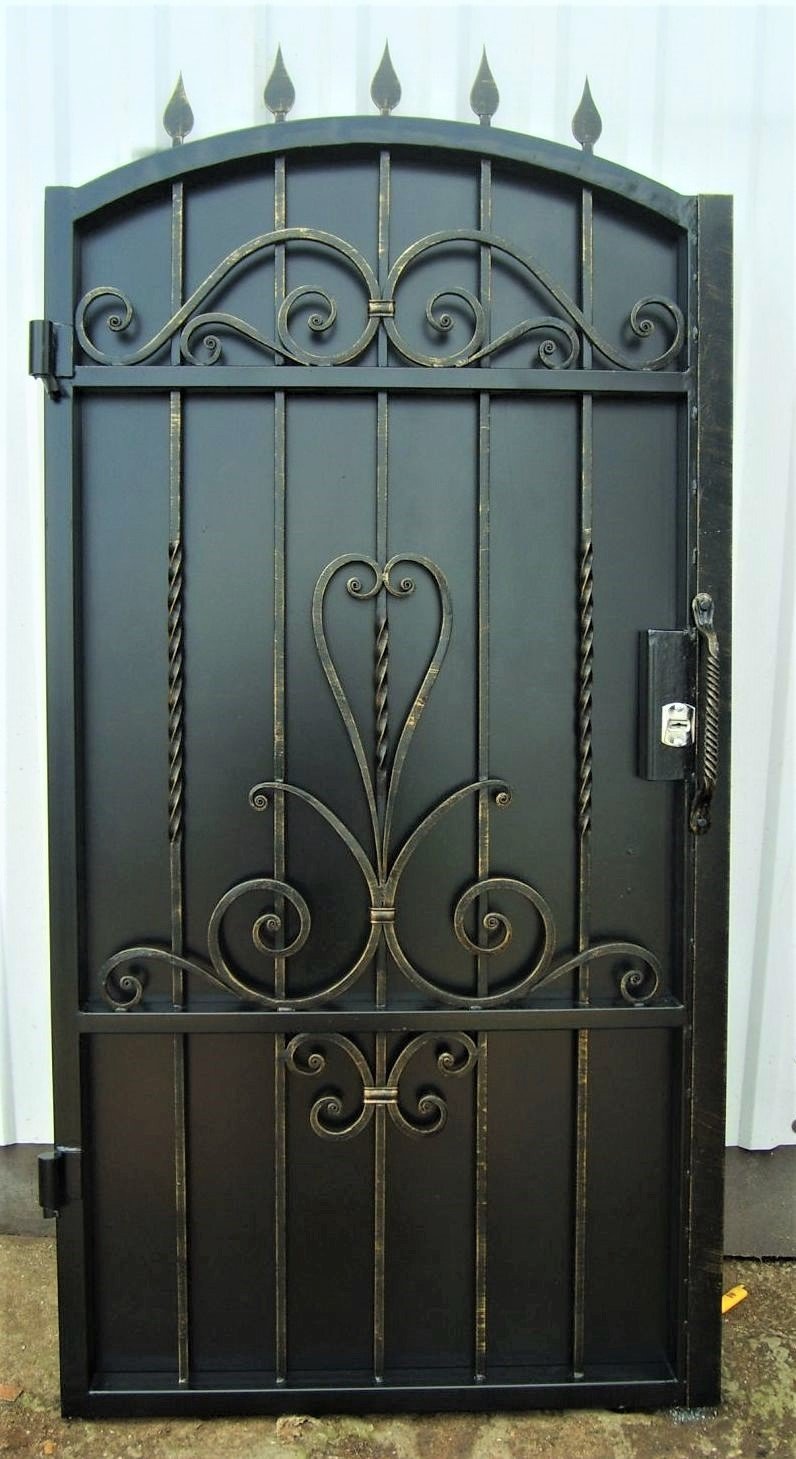 Кованые калитки с виноградной лозой