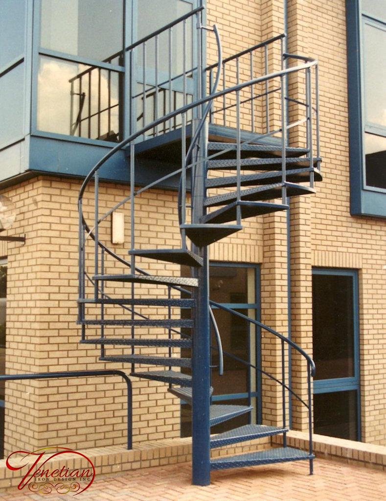 Лестница металлическая уличная