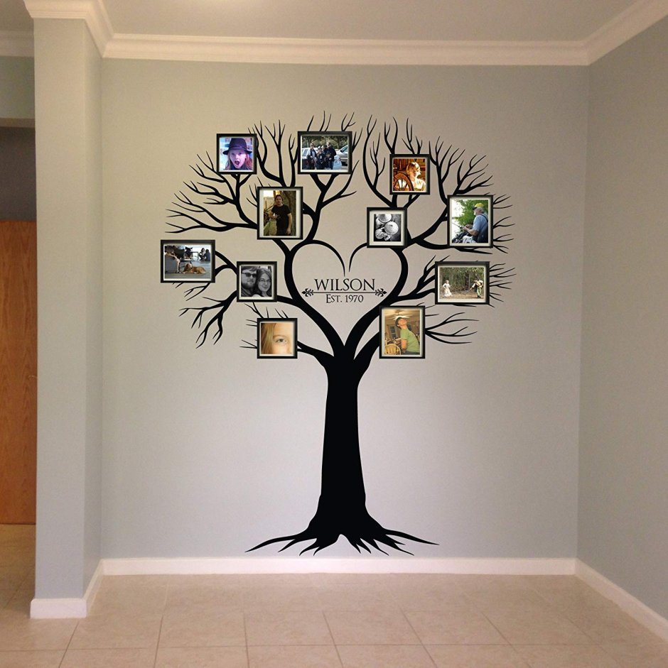 Семейное дерево в интерьере на стене
